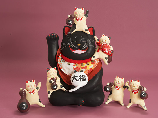 ⭕️本間左小里さん作⭕️ 達磨抱え招き猫 鈴付き 縁起物 作家物